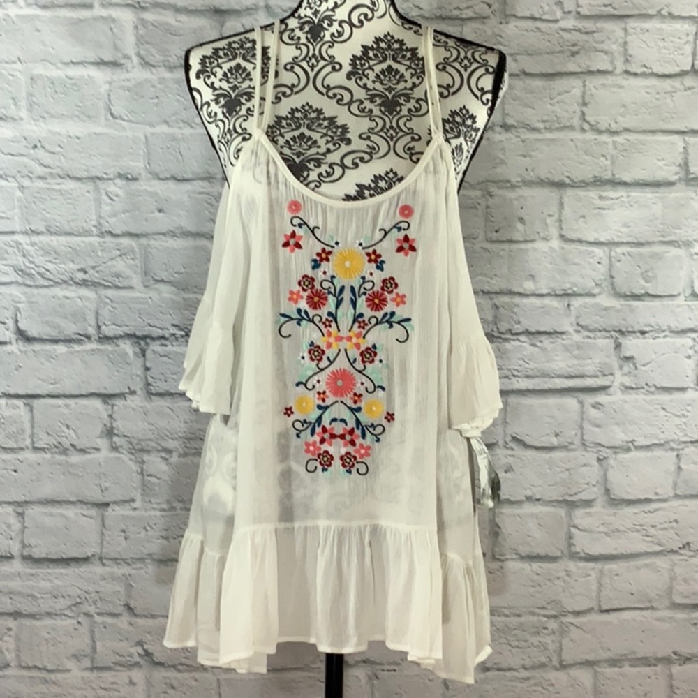 Almost Famous embroidered cold-shoulder Ruffle